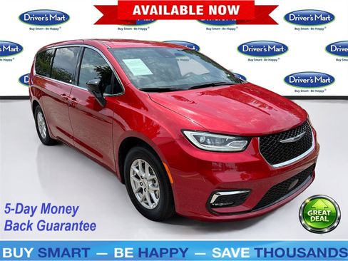 Used 2025 Chrysler Pacifica Select FWD image 1