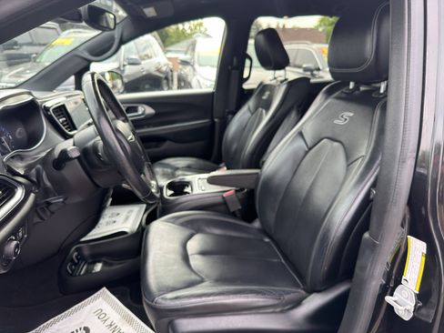 Used 2019 Chrysler Pacifica Touring-L Plus FWD image 14