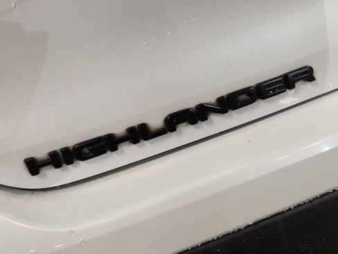 Used 2022 Toyota Highlander L FWD image 30