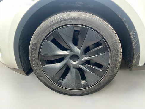 Used 2024 Tesla Model Y Long Range RWD image 32