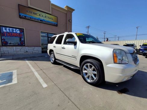 Used 2011 GMC Yukon Denali image 2