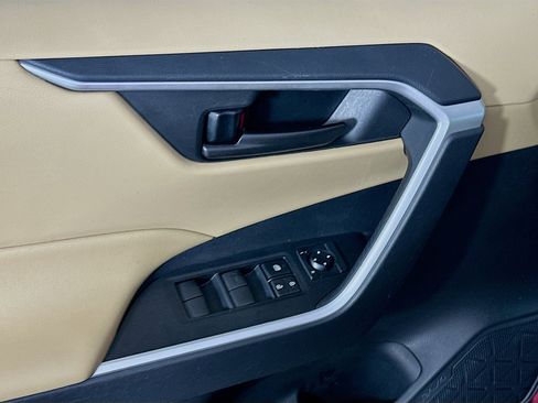 Used 2021 Toyota RAV4 LE image 15