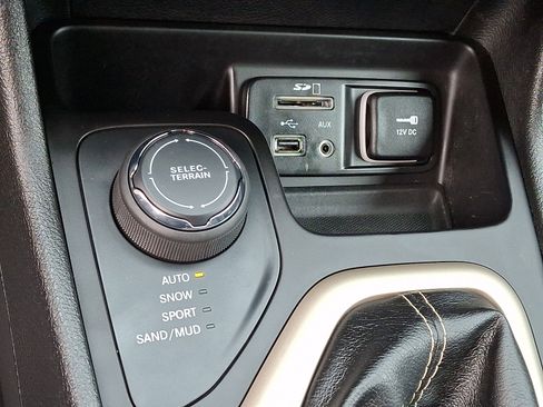 Used 2017 Jeep Cherokee Latitude w/ Cold Weather Group AWD/4WD image 23
