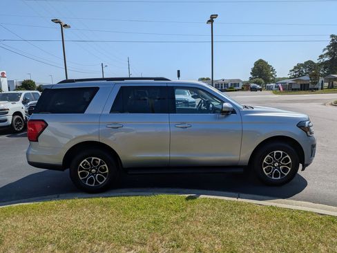 Used 2024 Ford Expedition XLT RWD image 4