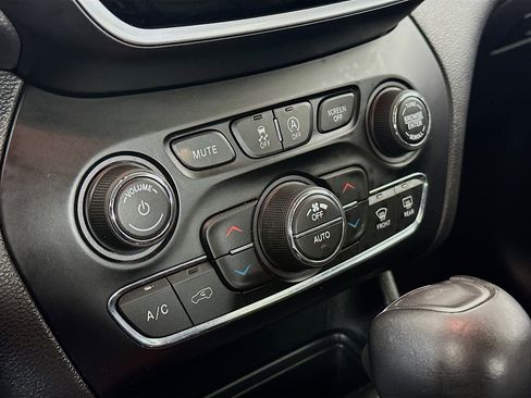 Used 2019 Jeep Cherokee Limited image 24