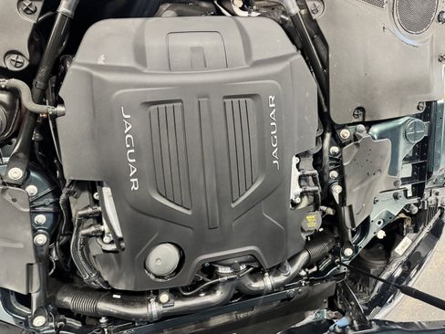 Used 2016 Jaguar F-TYPE R image 32