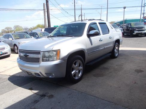 Used 2011 Chevrolet Avalanche LTZ image 6