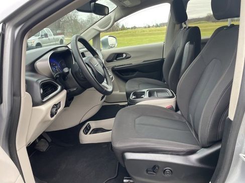 Used 2020 Chrysler Pacifica Touring w/ Tire & Wheel Group image 8