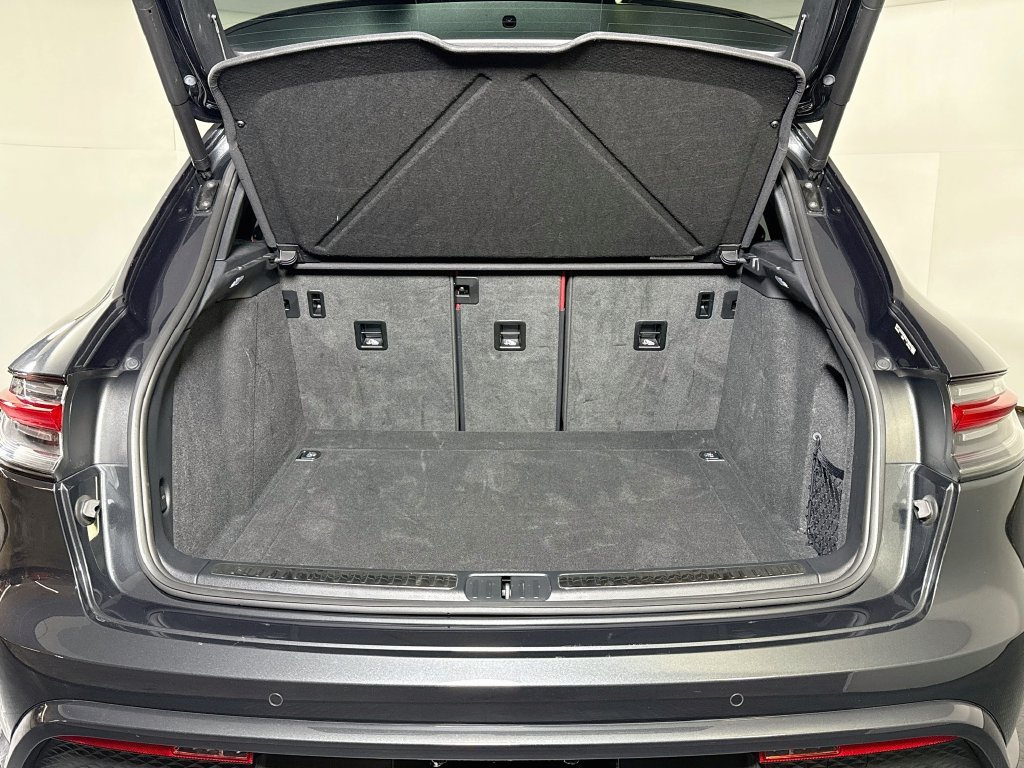 Certified 2025 Porsche Macan AWD/4WD image 26