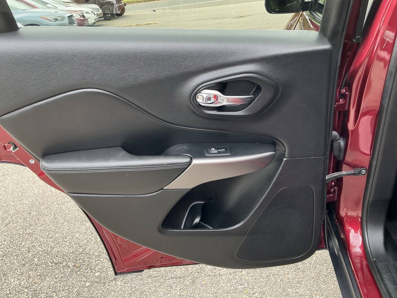 Used 2019 Jeep Cherokee Limited AWD/4WD image 29
