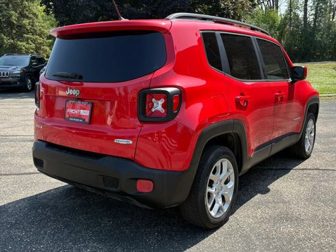 Used 2017 Jeep Renegade Latitude w/ Popular Equipment Group AWD/4WD image 9