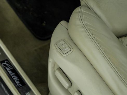 Used 2010 Cadillac SRX Luxury image 30