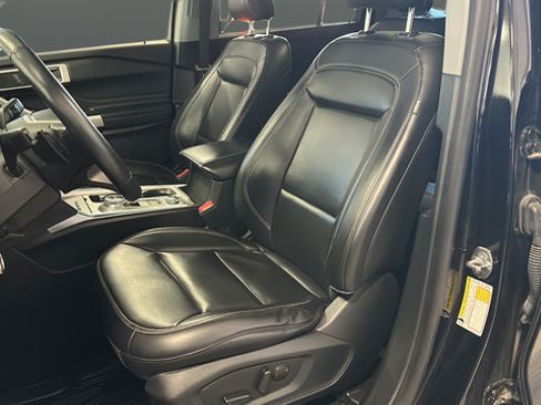 Used 2021 Ford Explorer XLT w/ Equipment Group 202A AWD/4WD image 9