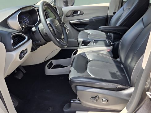 Used 2023 Chrysler Pacifica Touring-L FWD image 9