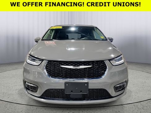 Used 2023 Chrysler Pacifica Touring-L FWD image 2