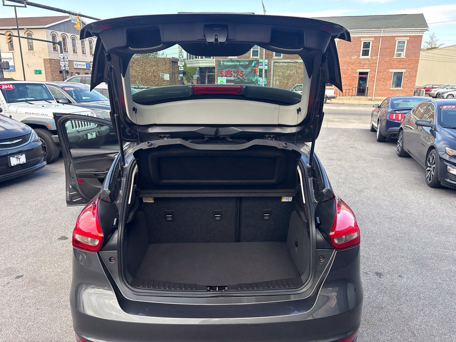 Used 2018 Ford Focus SE FWD image 14