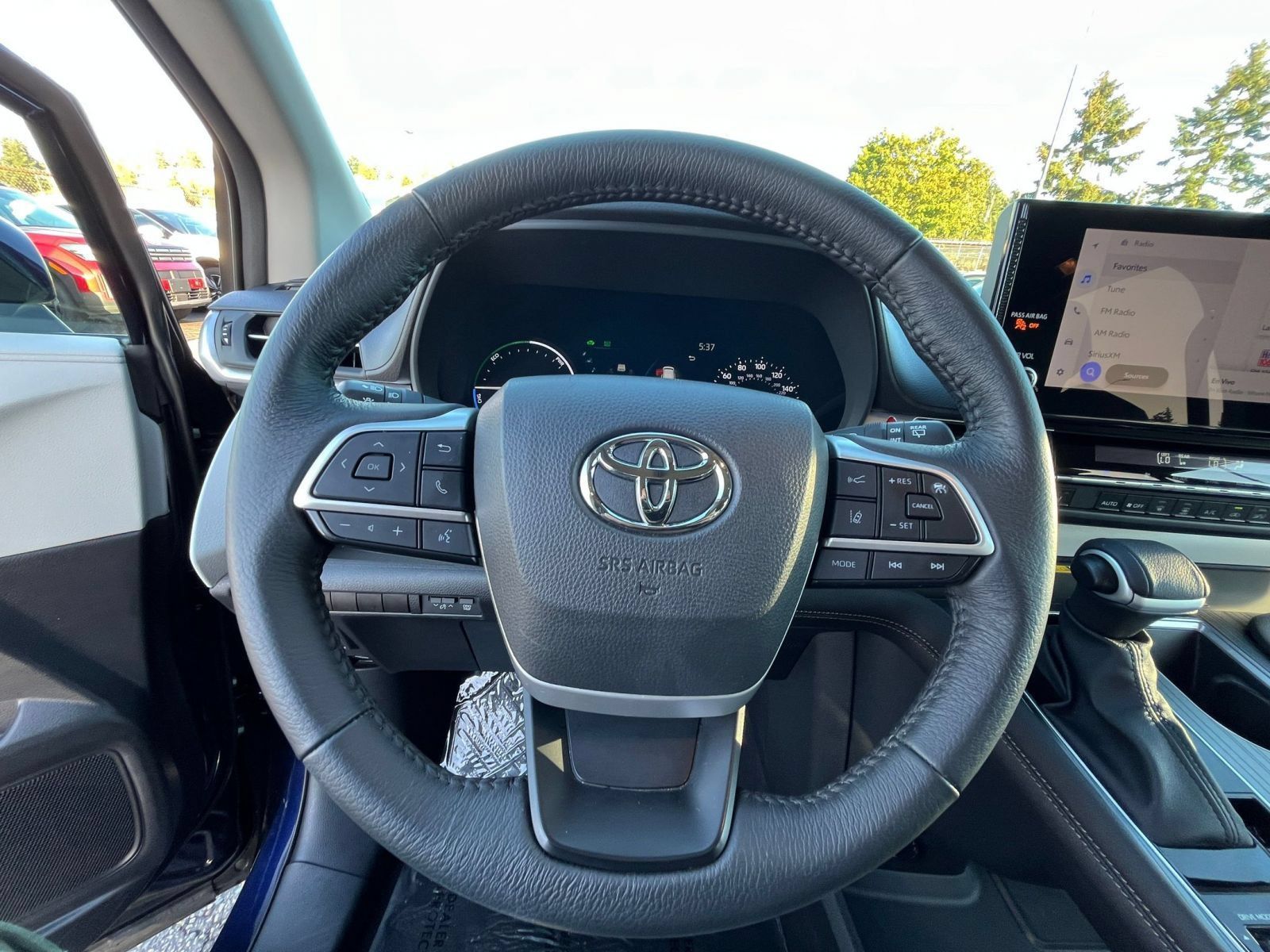 Used 2025 Toyota Sienna XLE FWD image 28