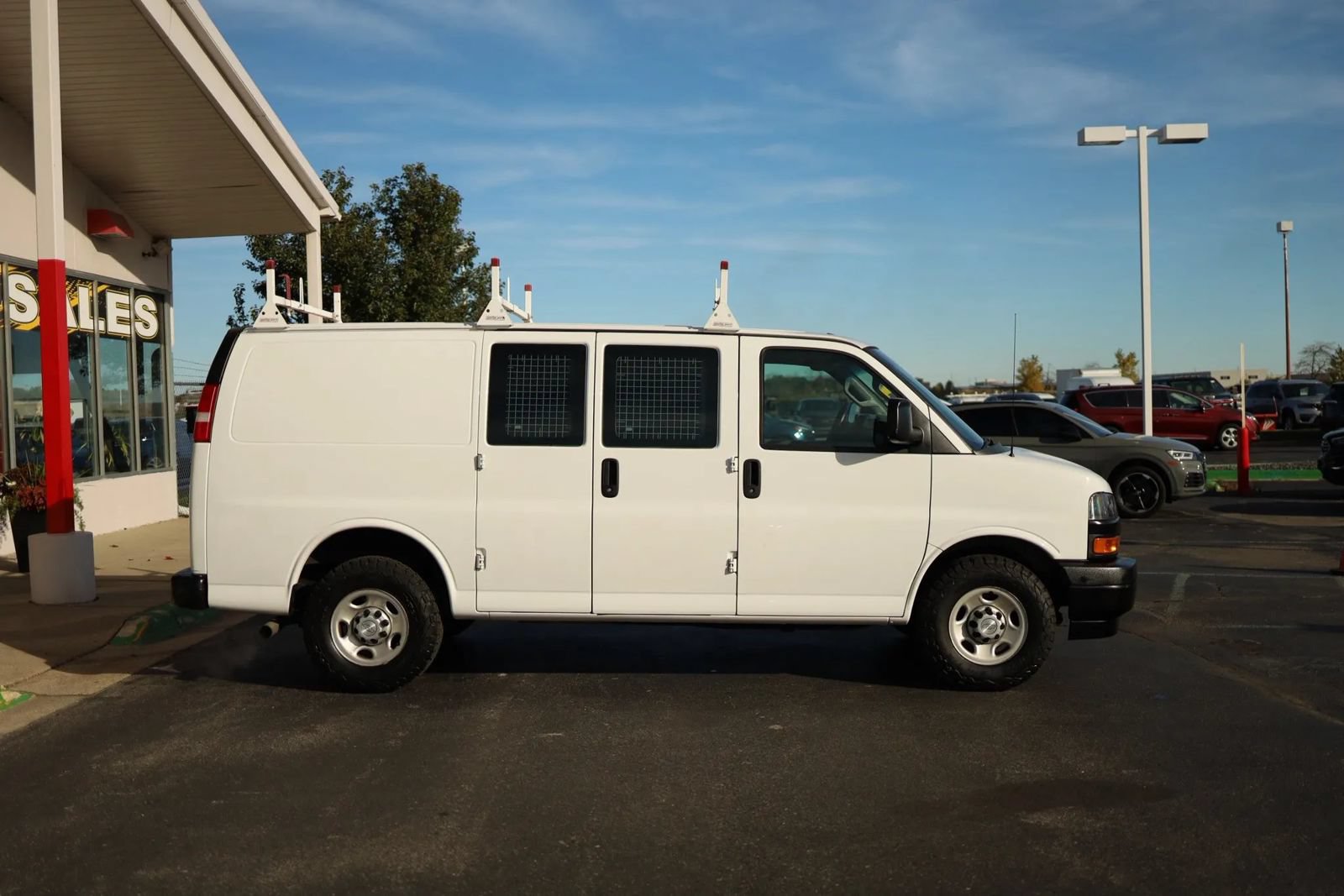 Used 2018 Chevrolet Express 2500 RWD image 4