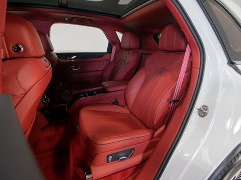 Used 2022 Bentley Bentayga image 45
