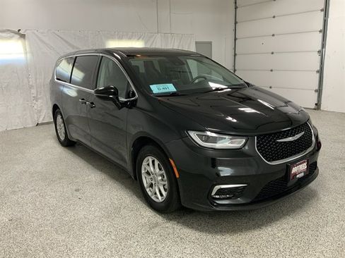 Used 2024 Chrysler Pacifica Touring-L FWD image 4