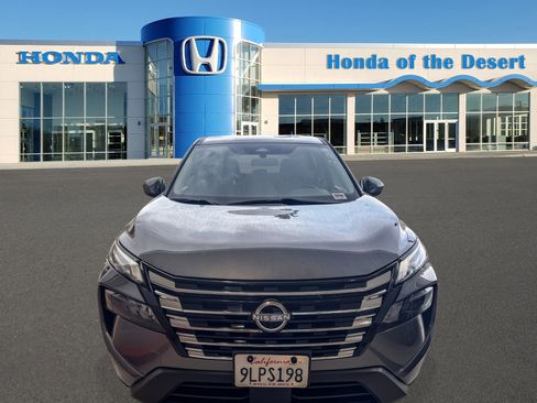 Used 2024 Nissan Rogue SV image 2