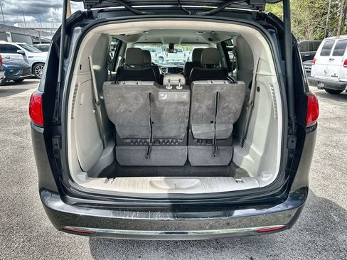 Used 2019 Chrysler Pacifica Touring-L image 24