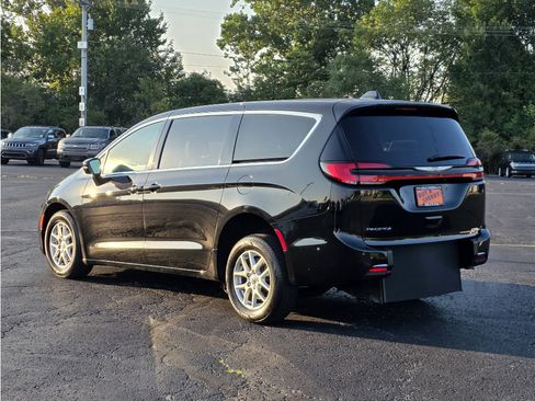 Used 2025 Chrysler Pacifica Select FWD image 11