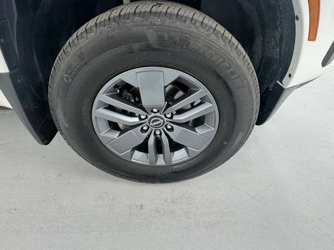 Certified 2025 Nissan Frontier SV AWD/4WD image 9