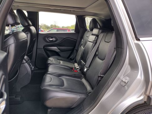Used 2019 Jeep Cherokee Limited w/ Luxury Group AWD/4WD image 9