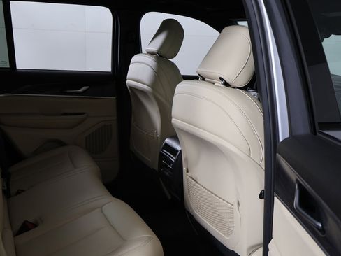 Used 2023 Jeep Grand Cherokee Limited image 30