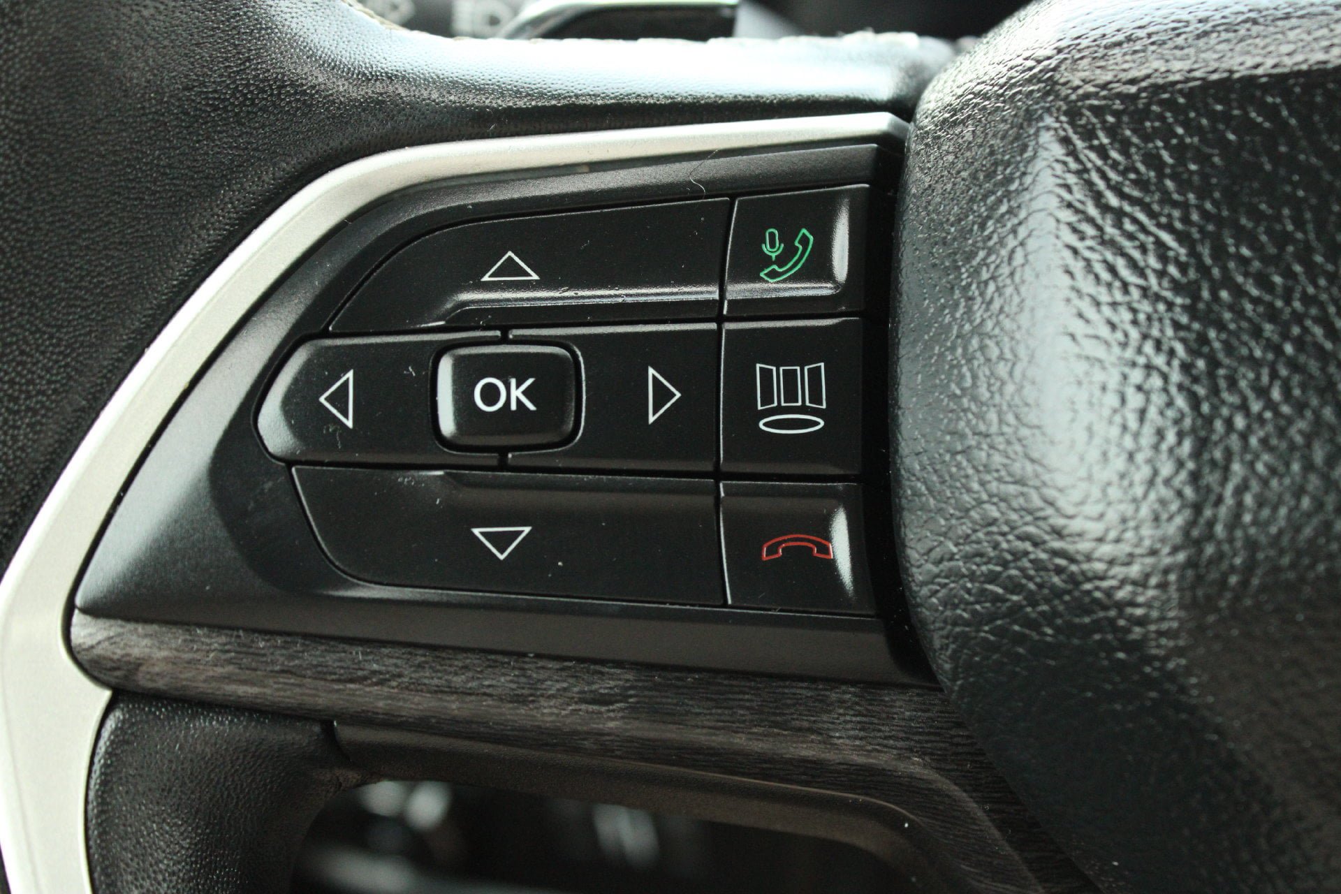 Used 2022 Jeep Grand Cherokee Limited AWD/4WD image 18