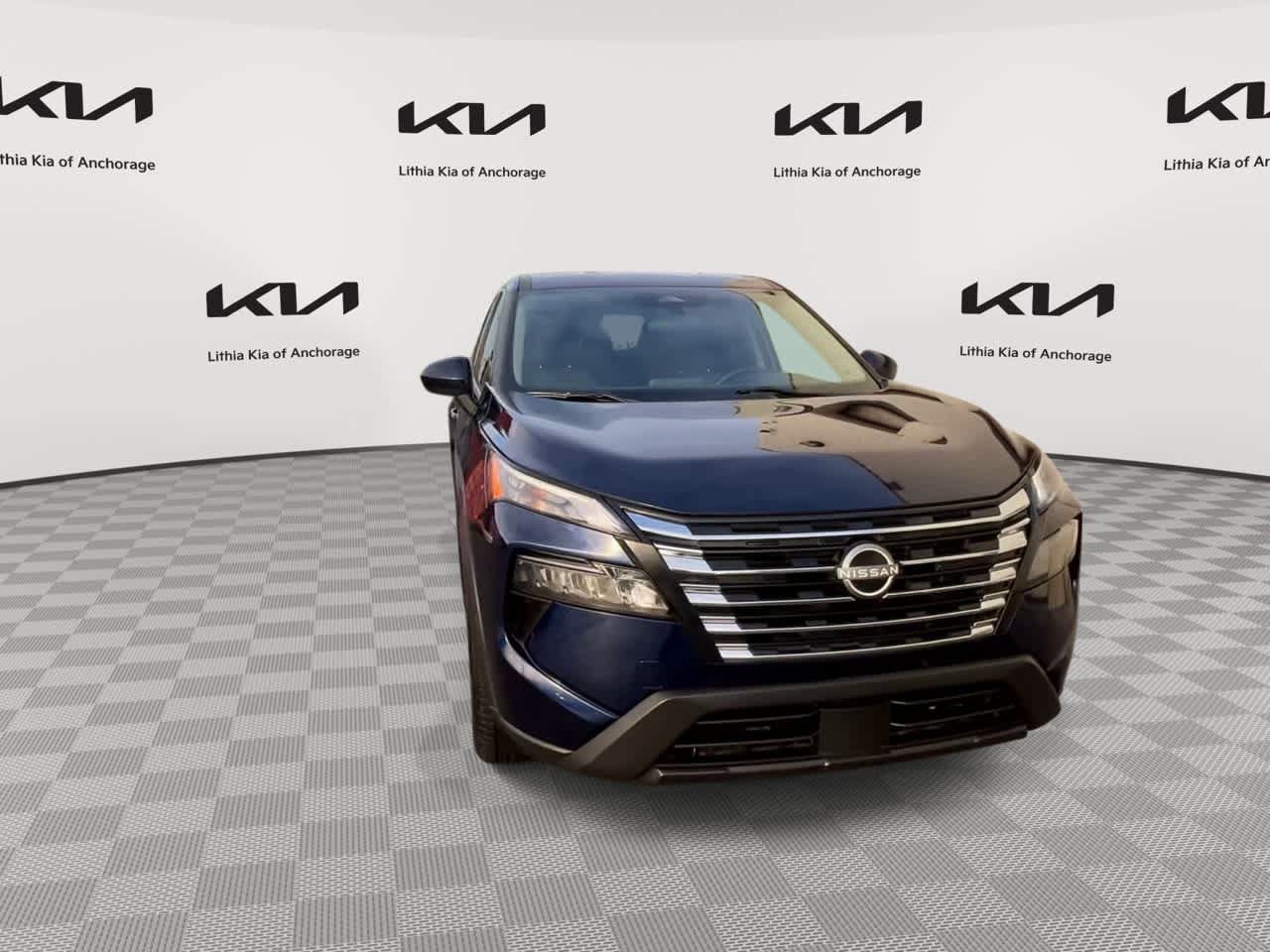 Used 2024 Nissan Rogue SV AWD/4WD image 3