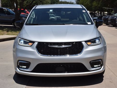 Used 2024 Chrysler Pacifica Touring-L FWD image 3
