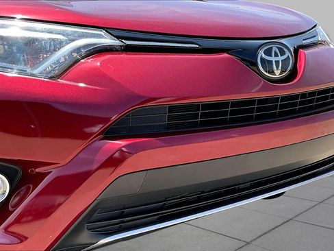Used 2018 Toyota RAV4 Limited FWD image 29