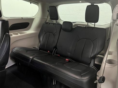 Used 2022 Chrysler Pacifica Touring-L image 13