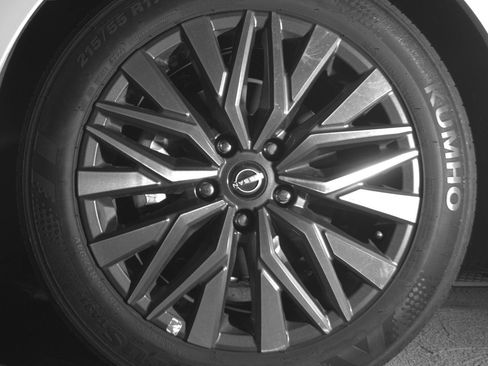 Used 2025 Nissan Altima 2.5 SV FWD image 12