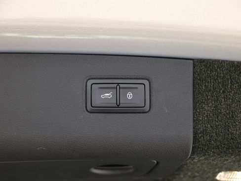 Used 2020 Bentley Bentayga Plug-In Hybrid image 76