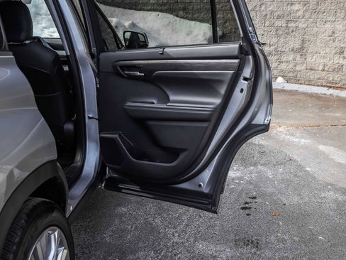 Used 2021 Toyota Highlander Limited image 16
