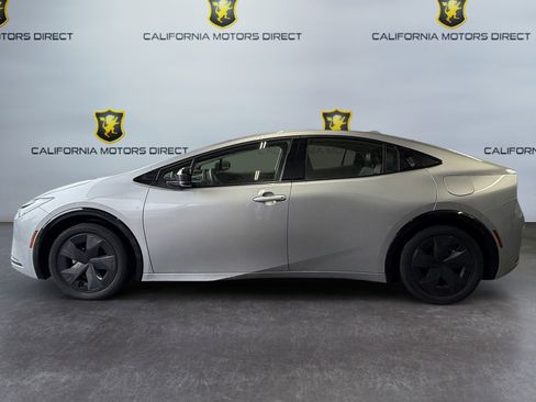 Used 2025 Toyota Prius XLE image 2