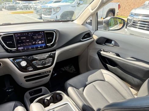 Used 2023 Chrysler Pacifica Touring-L FWD image 21