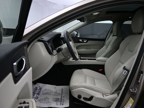 Certified 2023 Volvo XC60 B5 Plus AWD/4WD image 11