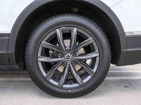 Certified 2022 Volkswagen Tiguan SE FWD image 10