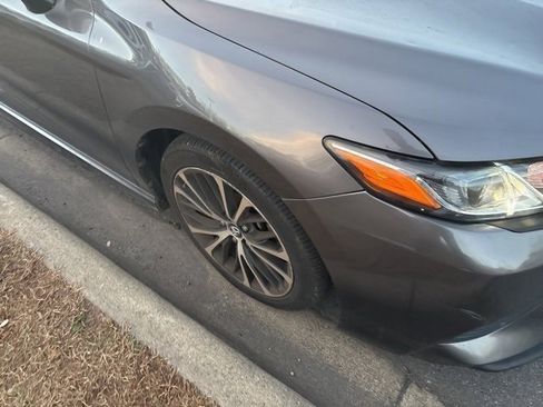 Used 2018 Toyota Camry SE image 4