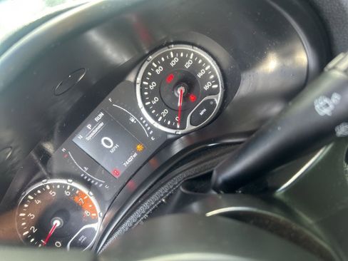 Used 2018 Jeep Renegade Latitude FWD image 2