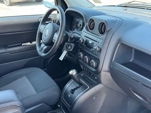 Used 2012 Jeep Compass Latitude FWD image 8