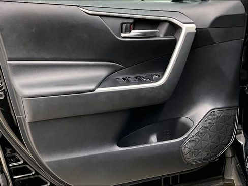 Used 2019 Toyota RAV4 XLE Premium image 26