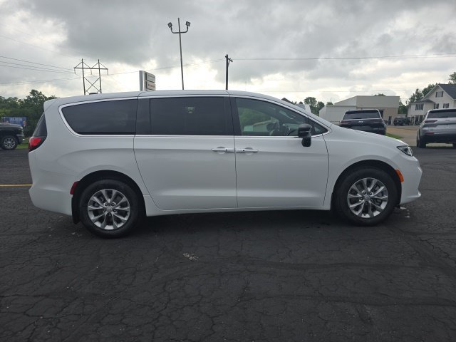 New 2025 Chrysler Pacifica Select w/ Uconnect Theater Family Group AWD/4WD image 8