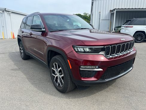 Used 2025 Jeep Grand Cherokee Limited AWD/4WD image 3