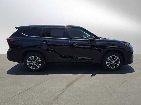 Used 2023 Toyota Highlander XLE FWD image 2