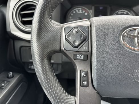 Used 2019 Toyota Tacoma TRD Off-Road AWD/4WD image 10